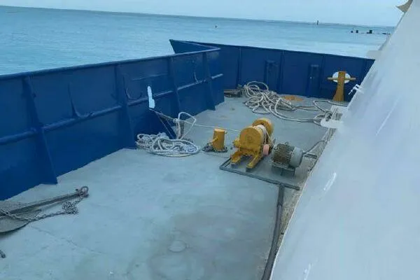 Southern Comfort Yacht Photos Pics Deck of 2000 AlumaCat 100 boat with ropes and winch by the sea.