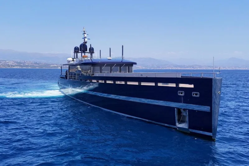  Yacht Photos Pics Luxury MMGI 44m yacht cruising on blue ocean, 2009 model.