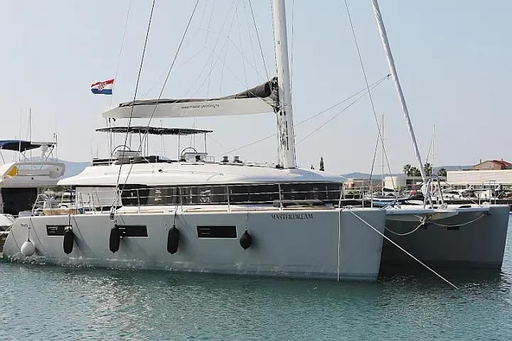 2018 Lagoon 62 