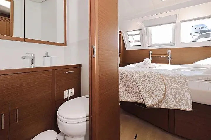Masterdream Yacht Photos Pics Luxurious interior of 2018 Lagoon 620 Esense yacht with bedroom and bathroom.