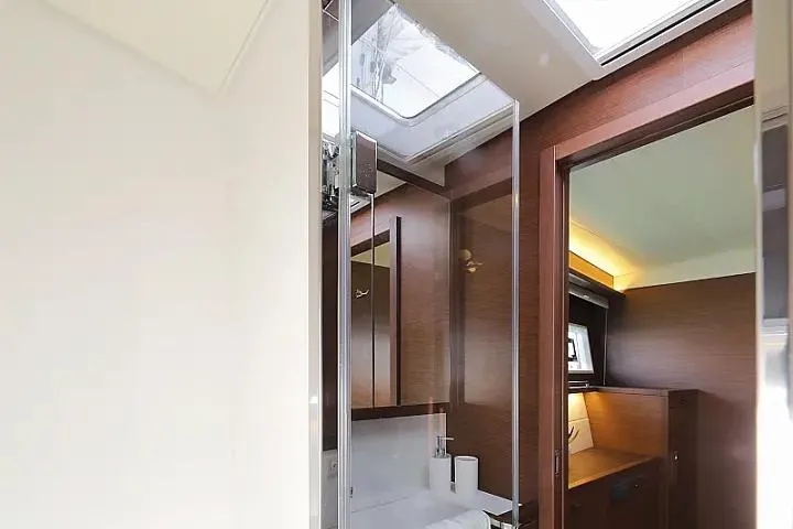 Masterdream Yacht Photos Pics Interior of 2018 Lagoon 620 Esense yacht, featuring modern wood finishes and skylight.