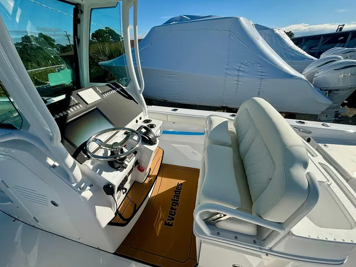  Yacht Photos Pics 2025 EVERGLADES 273 CC - Image 8