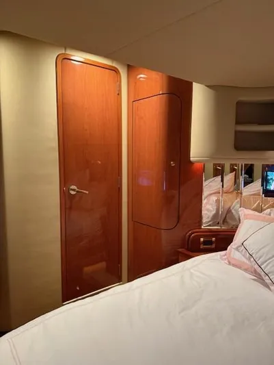  Yacht Photos Pics Interior cabin of 1998 Sea Ray 540 Sundancer yacht with wooden door and bed.