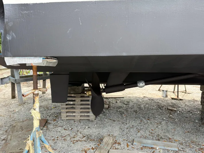  Yacht Photos Pics 1998 Sea Ray 540 Sundancer boat hull and propeller on dry dock.