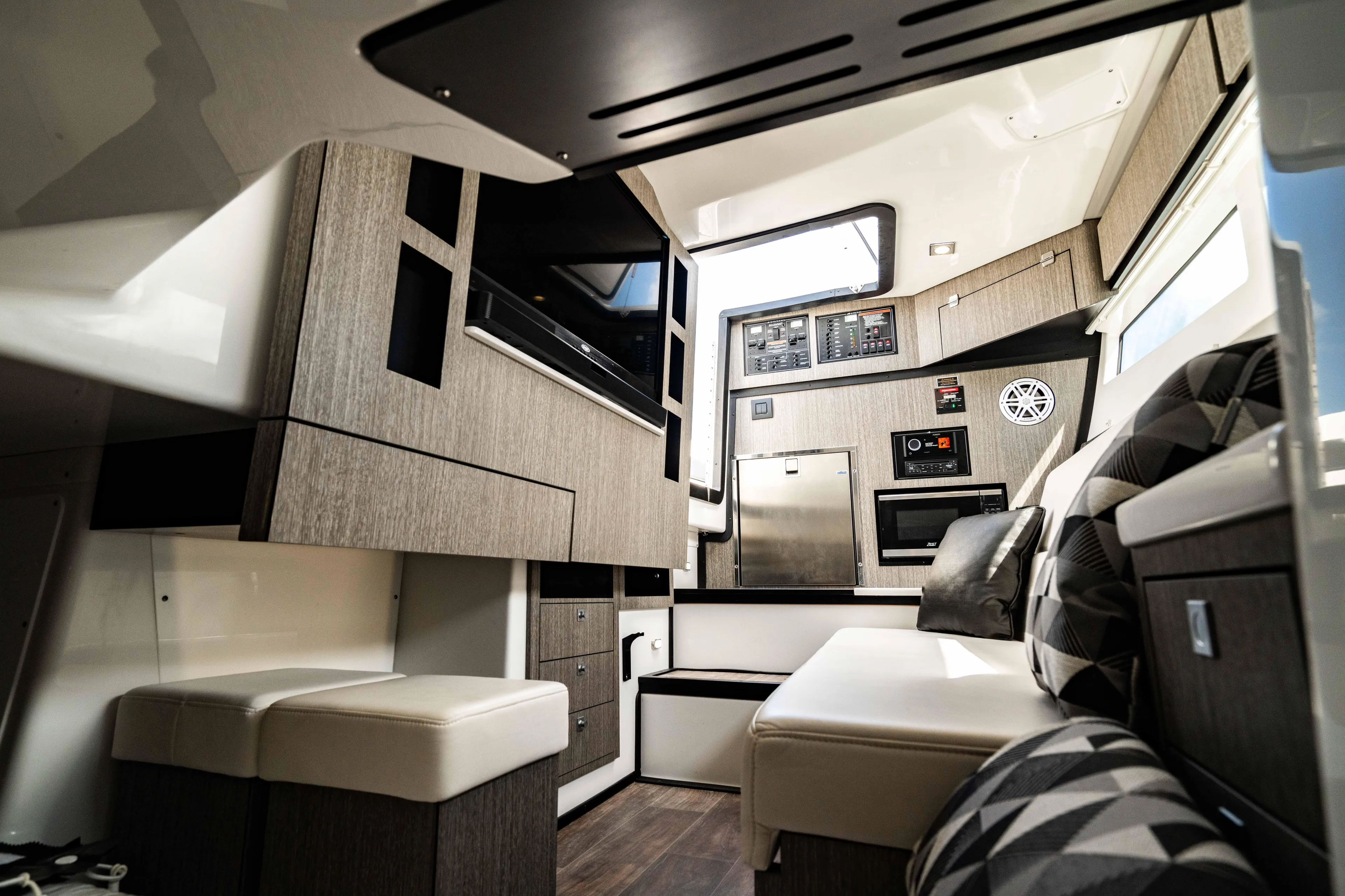  Yacht Photos Pics 2022 MONTEREY 385SS - Image 23