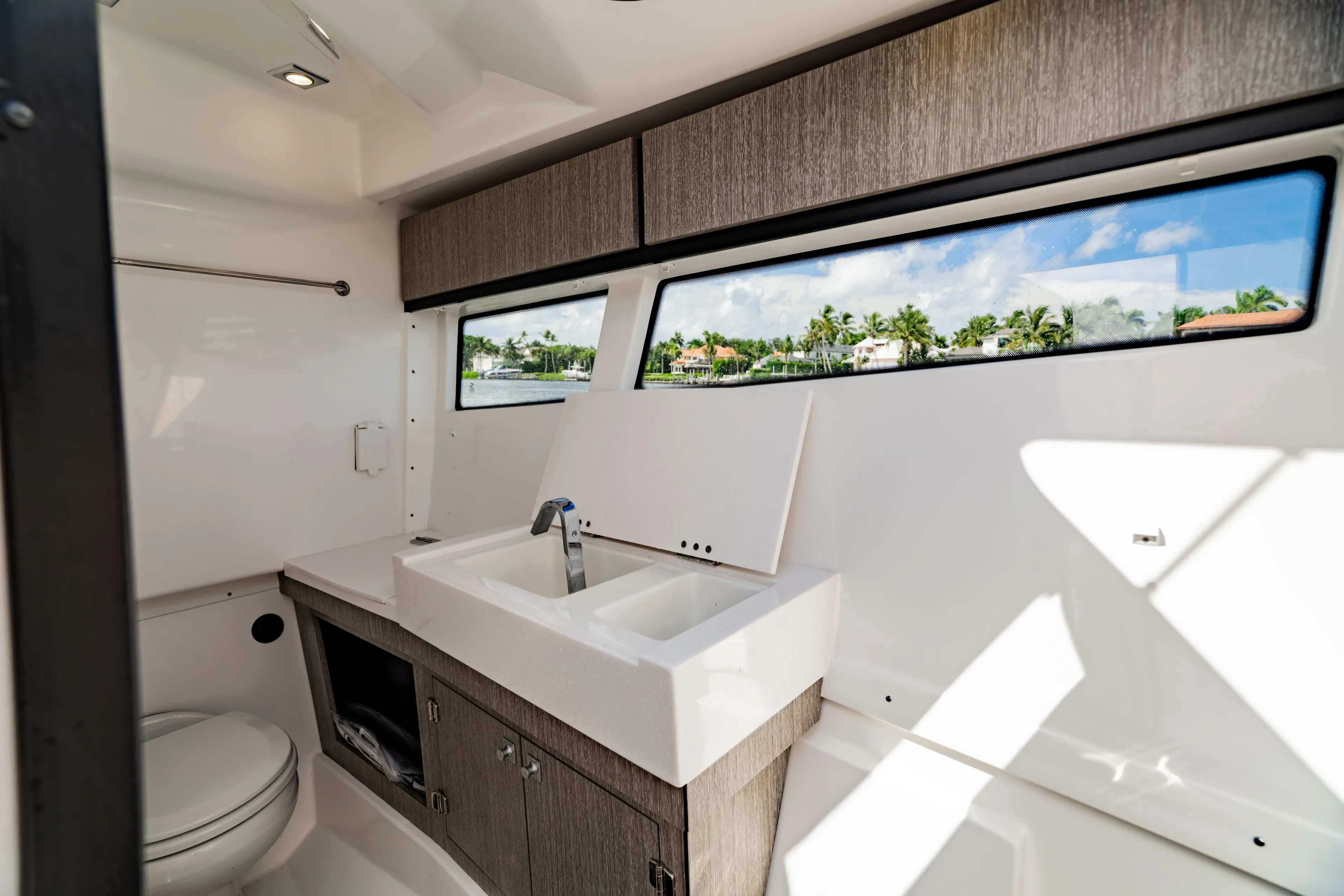  Yacht Photos Pics 2022 MONTEREY 385SS - Image 28