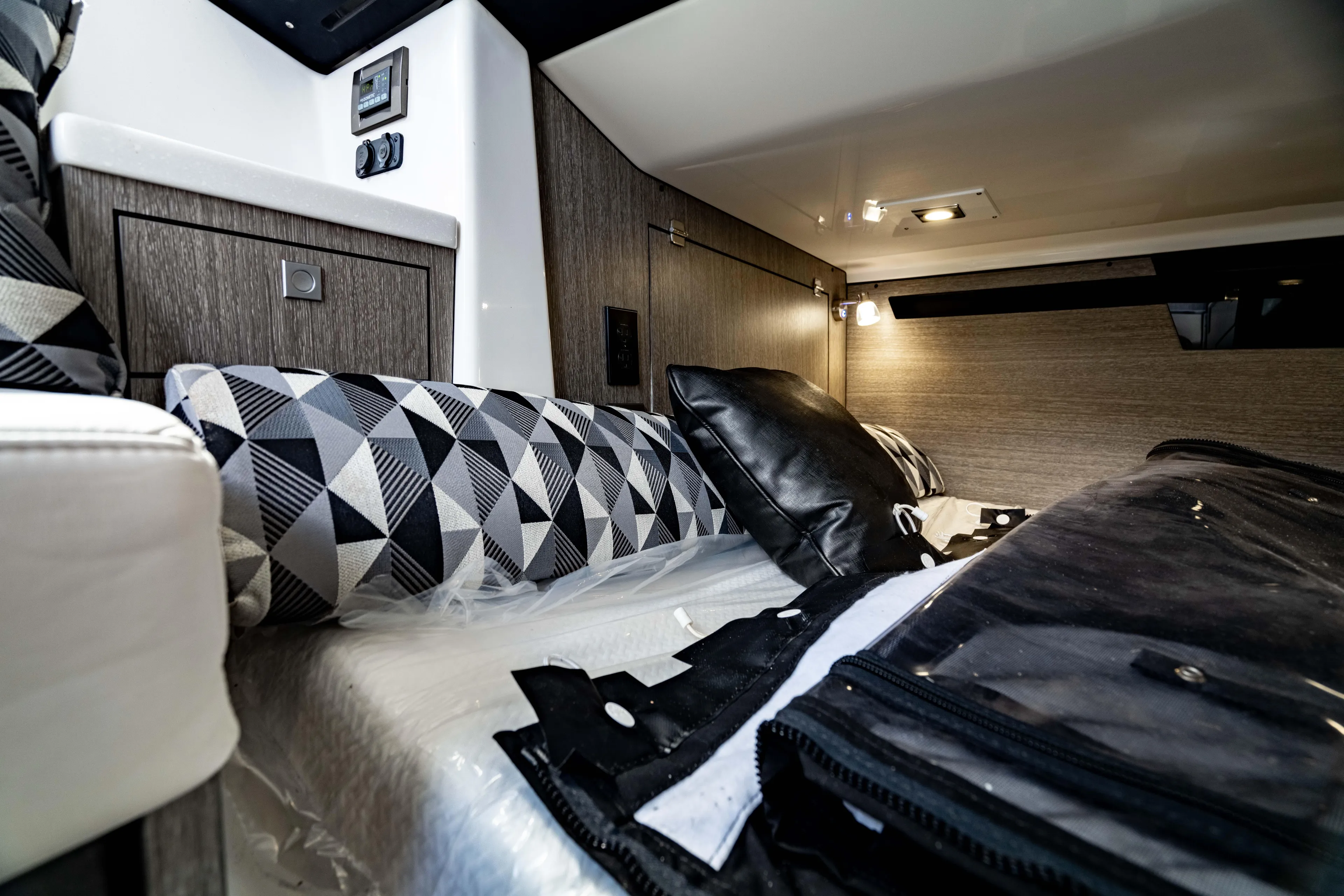  Yacht Photos Pics 2022 MONTEREY 385SS - Image 26