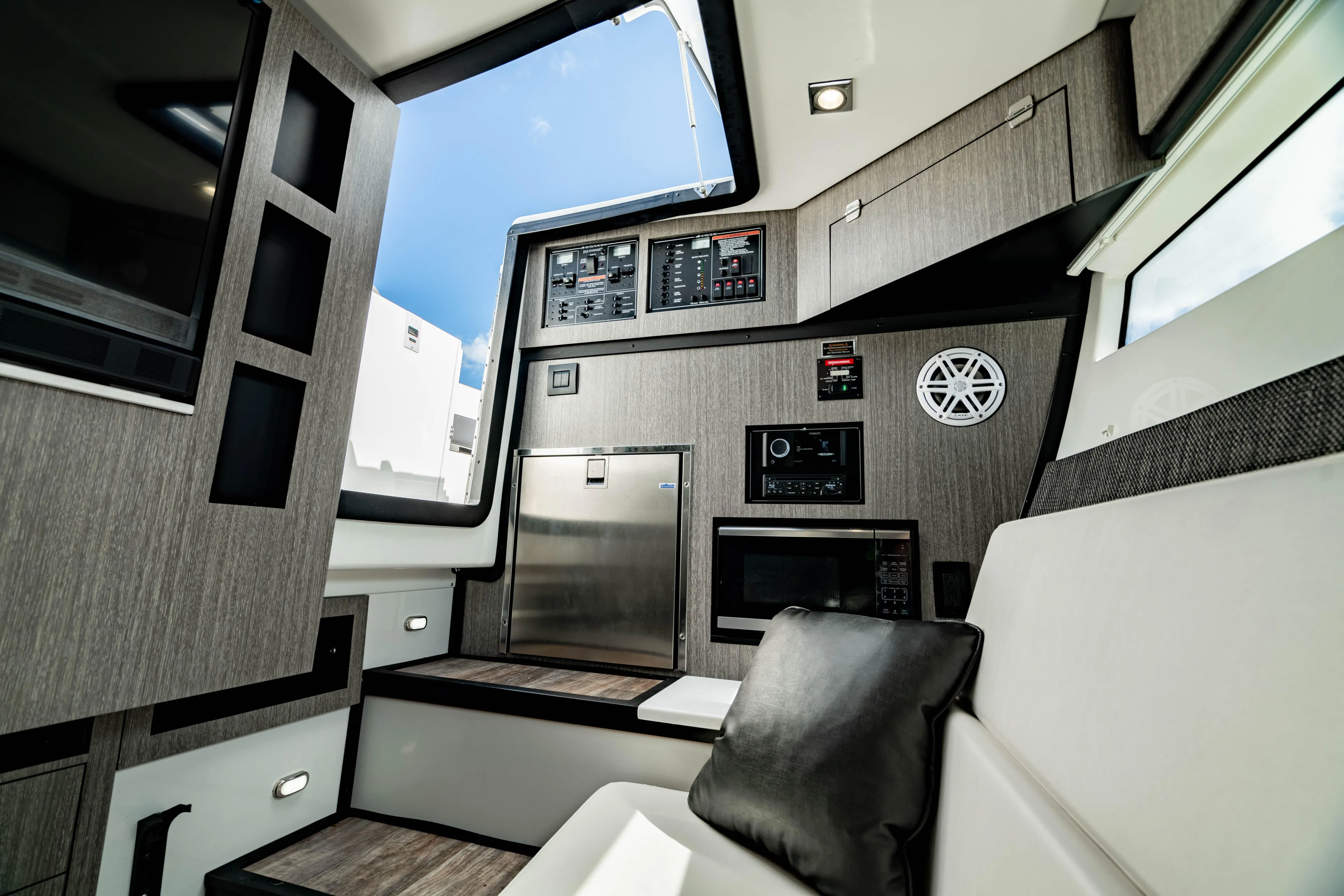  Yacht Photos Pics 2022 MONTEREY 385SS - Image 21