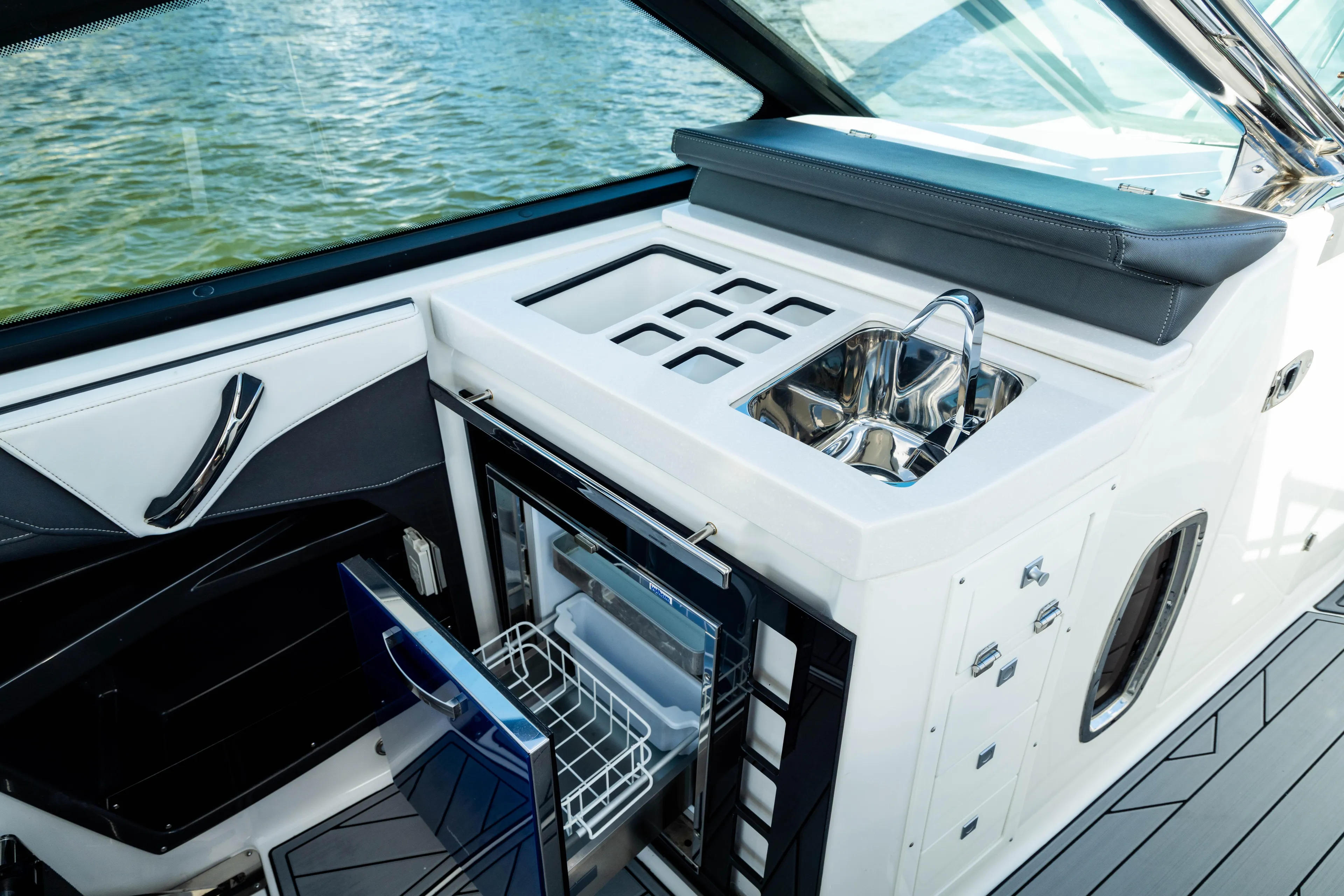  Yacht Photos Pics 2022 MONTEREY 385SS - Image 20