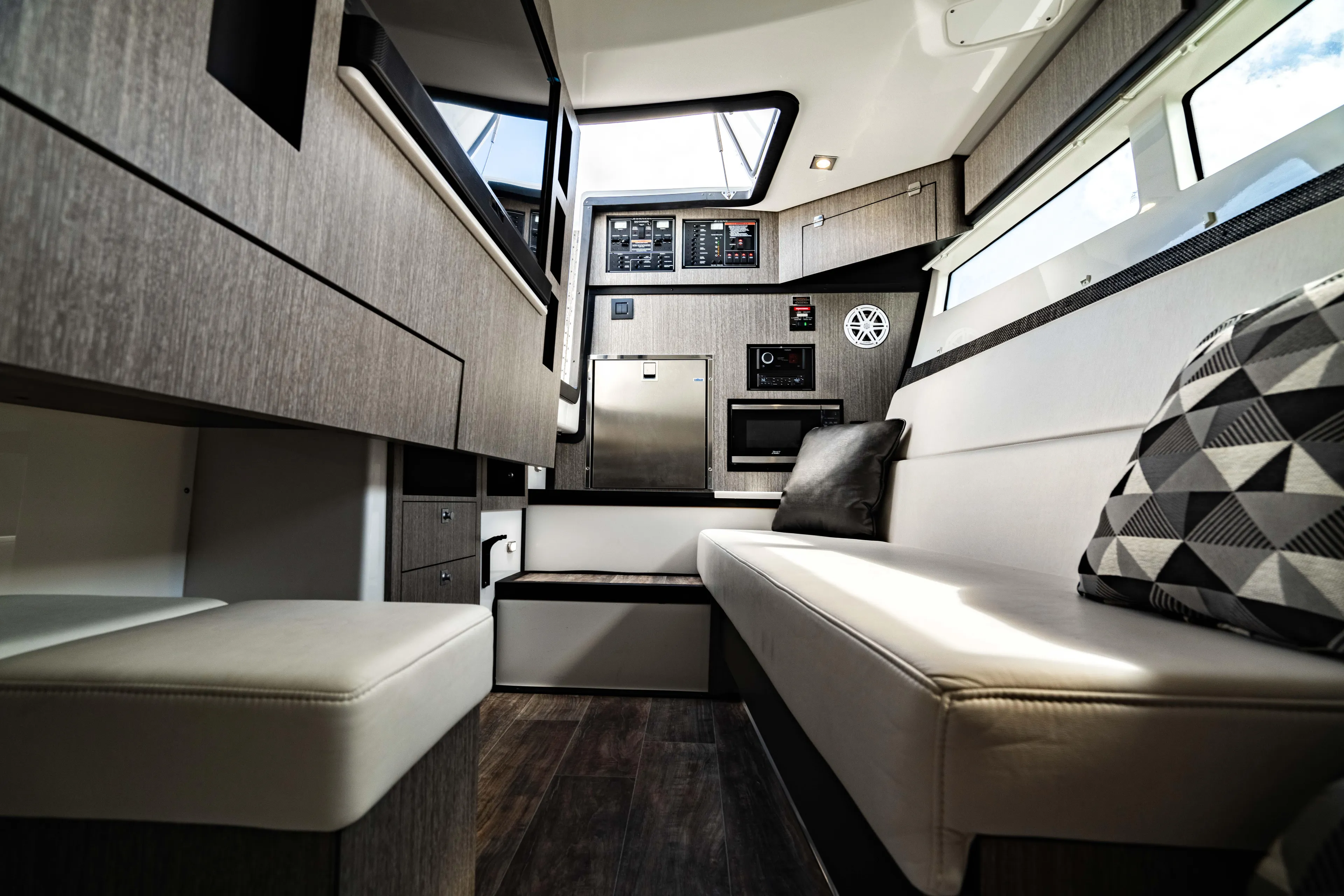  Yacht Photos Pics 2022 MONTEREY 385SS - Image 24