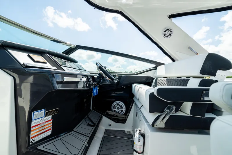  Yacht Photos Pics 2022 MONTEREY 385SS - Image 11