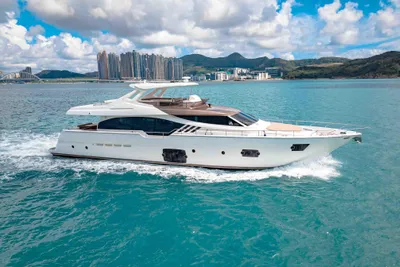 Ferretti Yachts 870