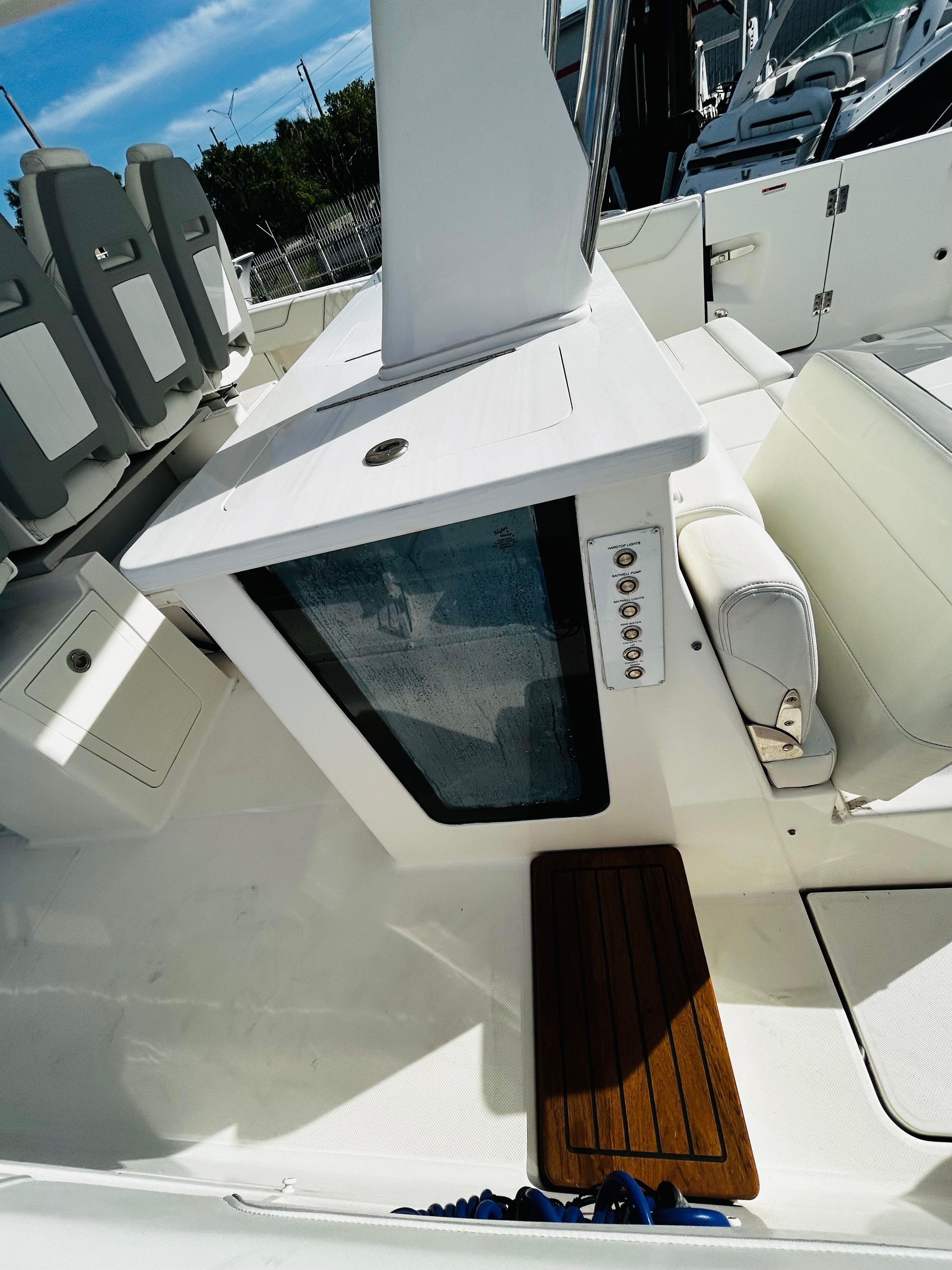 Yacht Photo 23
