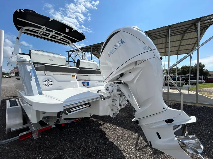  Yacht Photos Pics 2025 COBALT R6 OB - Image 10