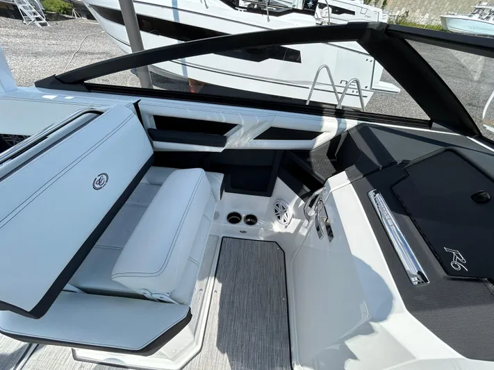  Yacht Photos Pics 2025 COBALT R6 OB - Image 14