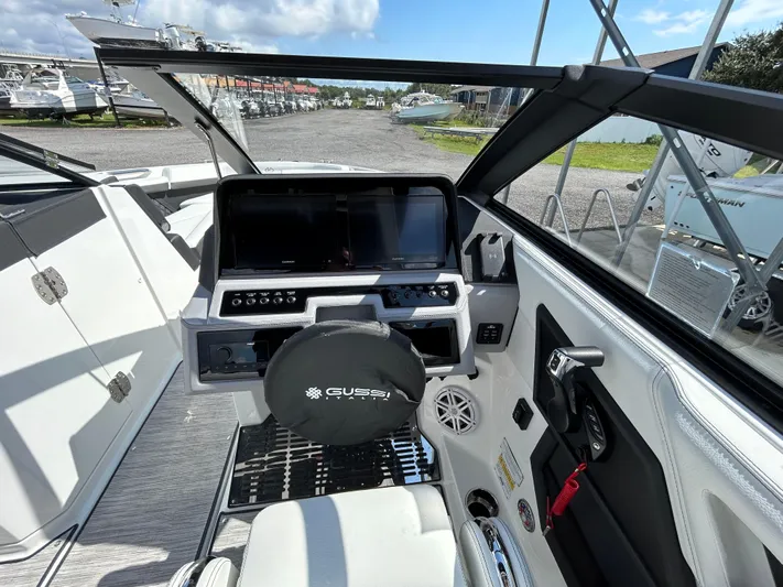  Yacht Photos Pics 2025 COBALT R6 OB - Image 6