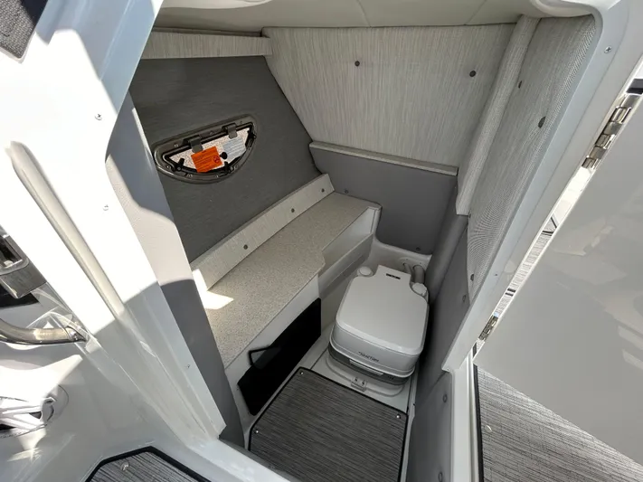  Yacht Photos Pics 2025 COBALT R6 OB - Image 15