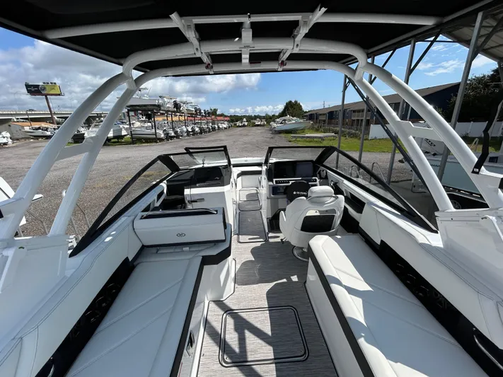  Yacht Photos Pics 2025 COBALT R6 OB - Image 7