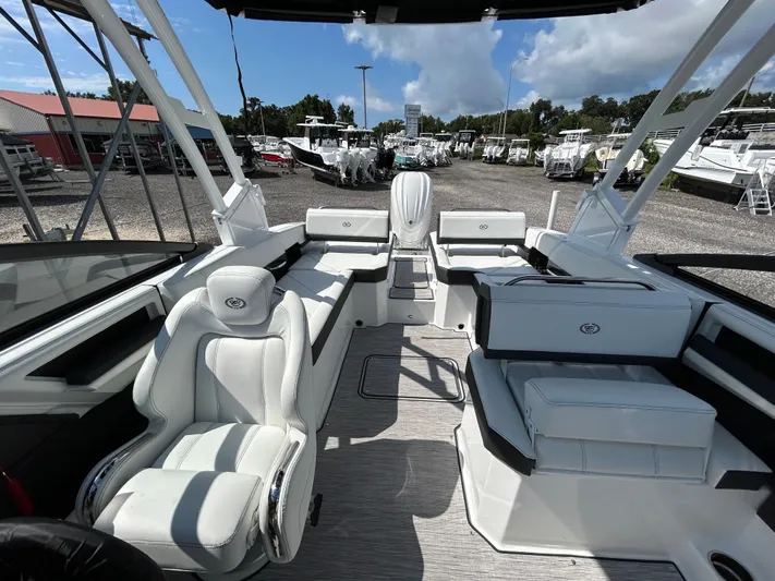  Yacht Photos Pics 2025 COBALT R6 OB - Image 18