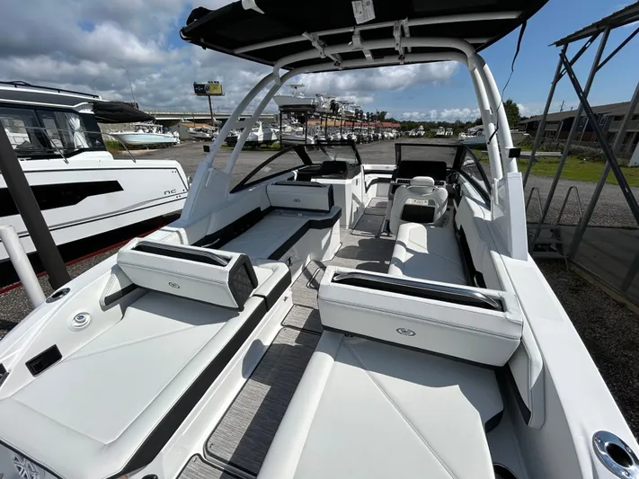  Yacht Photos Pics 2025 COBALT R6 OB - Image 9