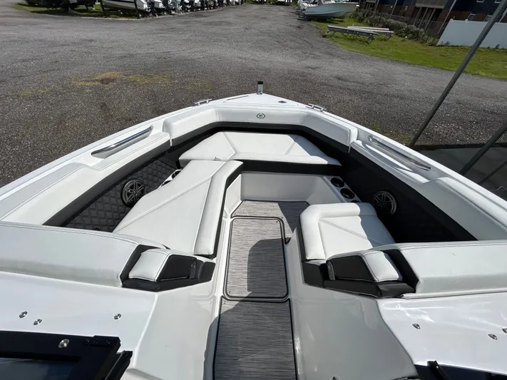  Yacht Photos Pics 2025 COBALT R6 OB - Image 16