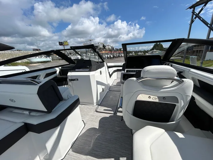  Yacht Photos Pics 2025 COBALT R6 OB - Image 12