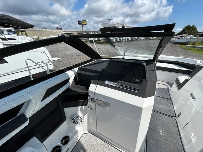  Yacht Photos Pics 2025 COBALT R6 OB - Image 19