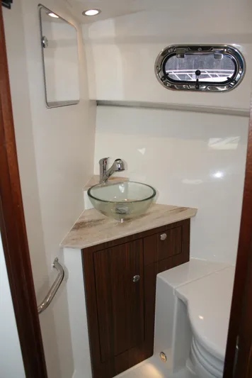  Yacht Photos Pics Head compartment