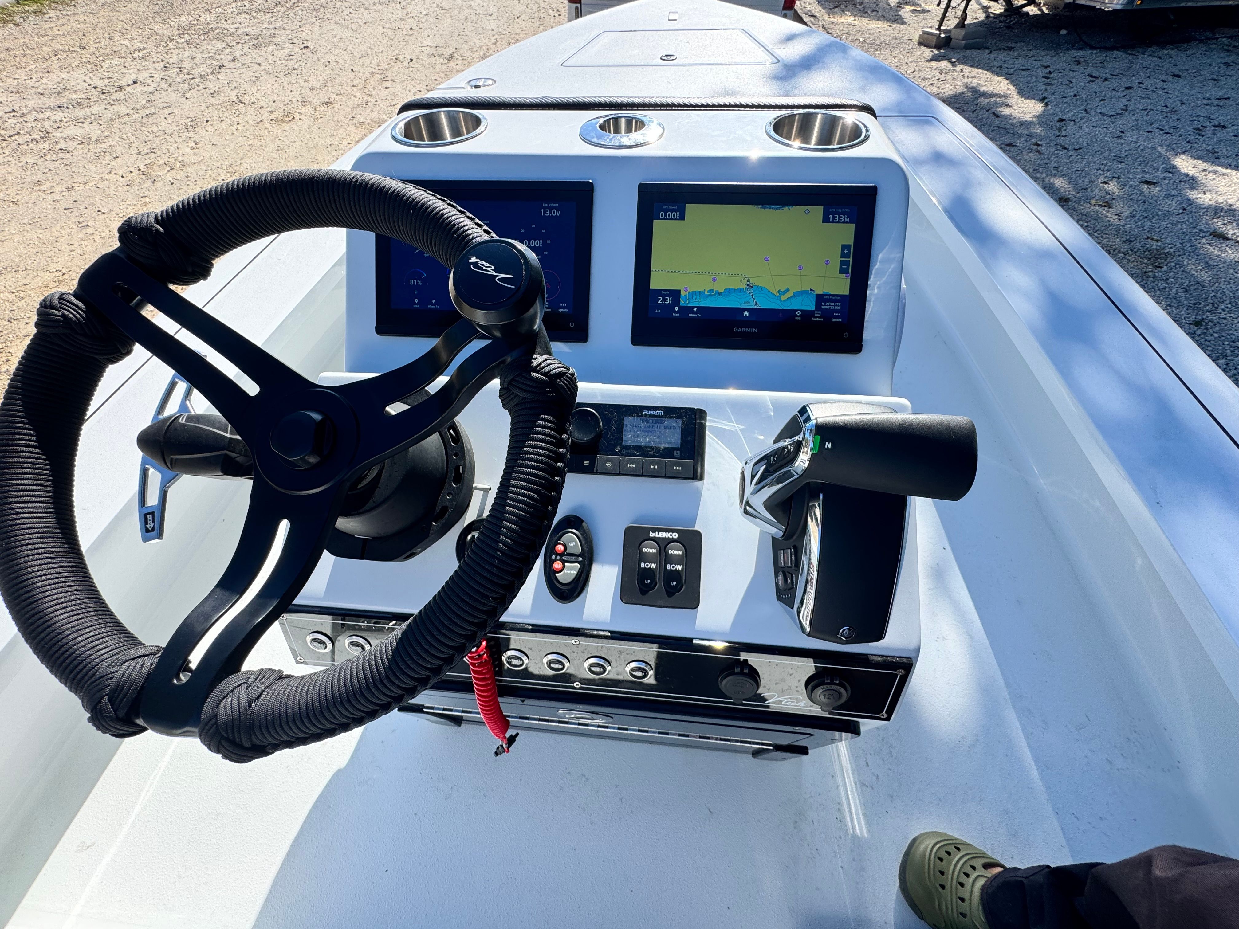 Vtech 18 FLATS 2026 helm with advanced navigation systems.