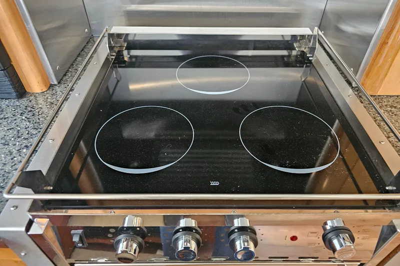 Paradox Yacht Photos Pics Electric stovetop with three burners on a Carver 530 Voyager Pilothouse yacht, 2000 model.