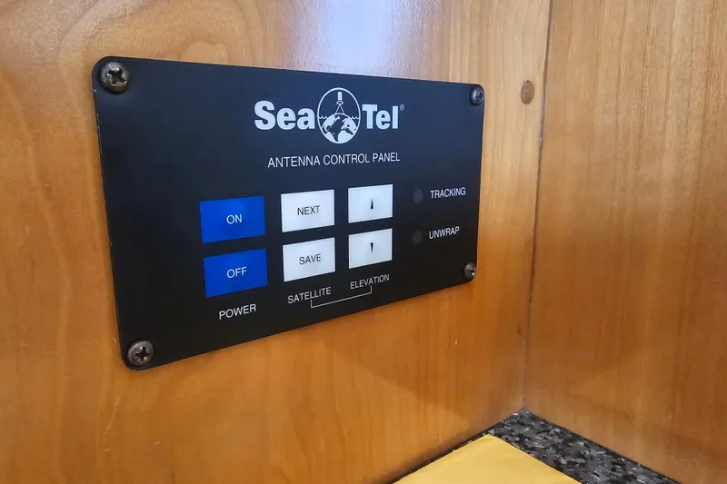 Paradox Yacht Photos Pics Sea Tel antenna control panel on Carver 530 Voyager Pilothouse, 2000 model.