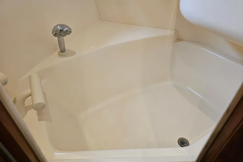 Paradox Yacht Photos Pics Shower area in 2000 Carver 530 Voyager Pilothouse yacht bathroom.