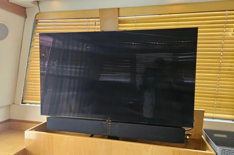 Paradox Yacht Photos Pics Flat-screen TV in Carver 530 Voyager Pilothouse yacht interior, 2000 model.