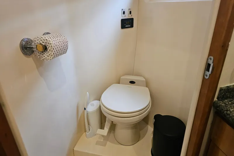 Paradox Yacht Photos Pics Toilet area in 2000 Carver 530 Voyager Pilothouse yacht bathroom.