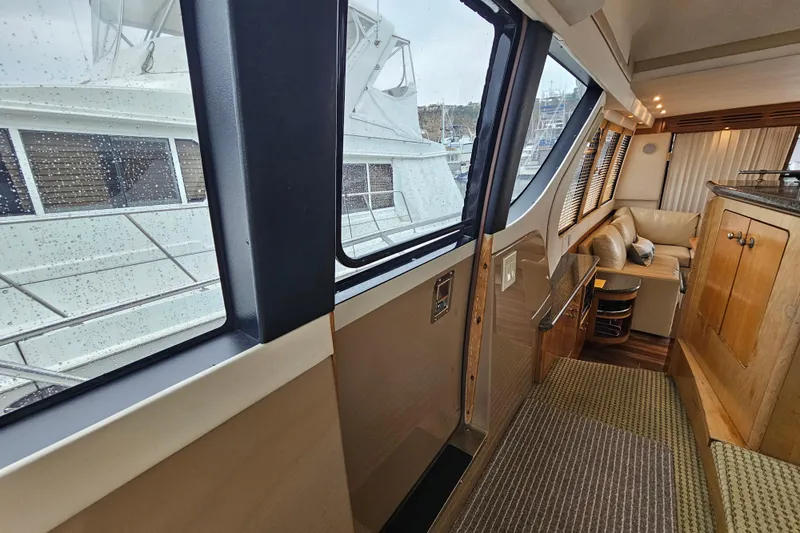 Paradox Yacht Photos Pics Interior of 2000 Carver 530 Voyager Pilothouse with cozy seating and large windows.