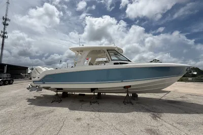 Boston Whaler 350 Realm