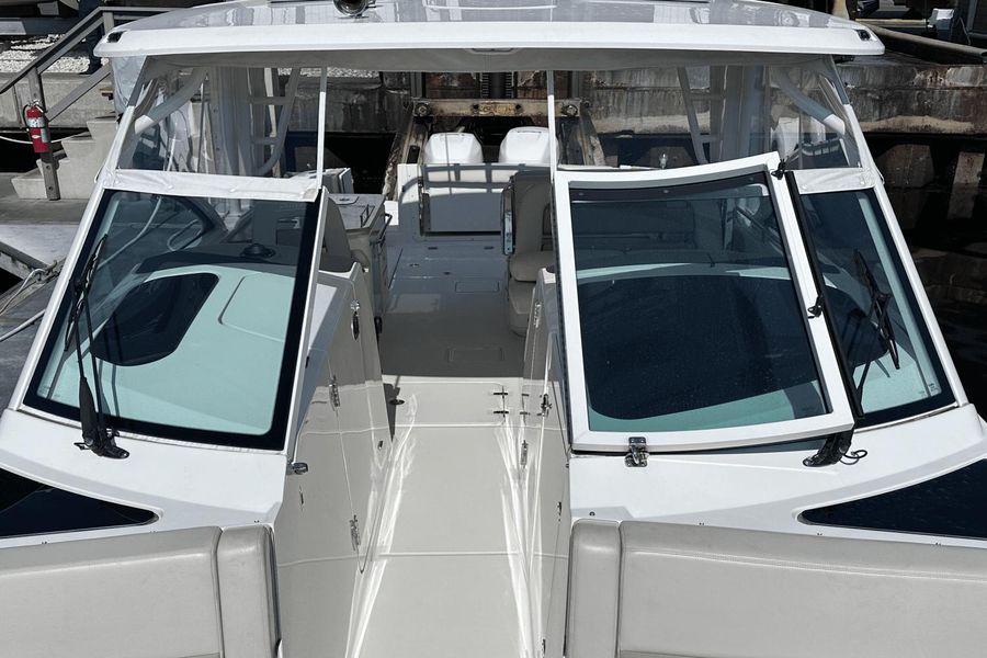 2019 Boston Whaler 320DC