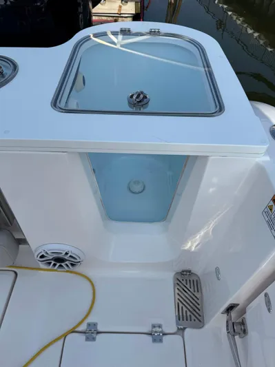 O4 Yacht Photos Pics 2022 Sea Fox 328 Commander livewell with clear lid and speaker on deck.