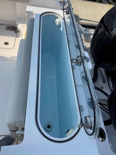 O4 Yacht Photos Pics 2022 Sea Fox 328 Commander livewell with glass lid and seating.