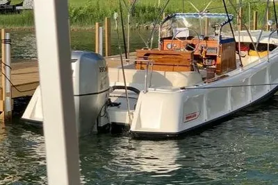 Boston Whaler Outrage Rib Side
