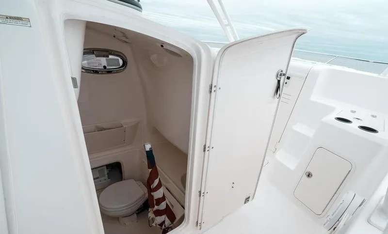  Yacht Photos Pics 2014 Boston Whaler 320 Outrage - Image 26