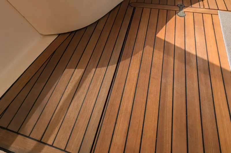  Yacht Photos Pics Teak deck of 2001 Apreamare Smeraldo 9 boat, showcasing elegant wood finish.