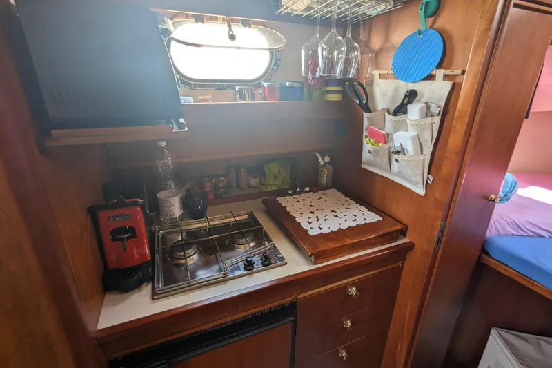  Yacht Photos Pics Compact kitchen area in a 2001 Apreamare Smeraldo 9 boat, featuring stove and storage.