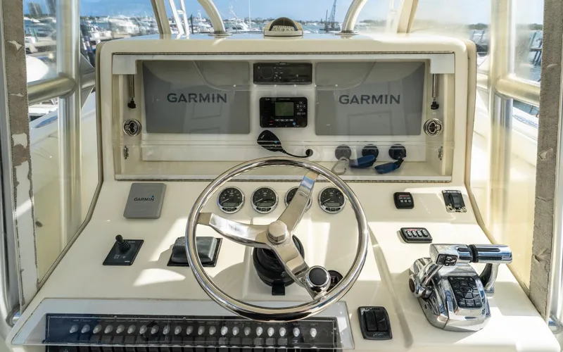 Liquid Asset Yacht Photos Pics SeaVee 39 LE 2012 helm with Garmin navigation system and controls.