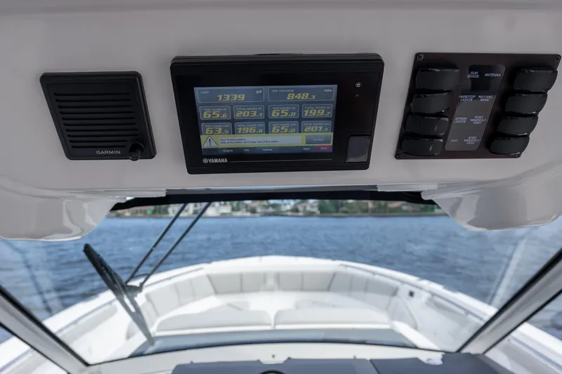  Yacht Photos Pics 2022 Pursuit S 428 Sport boat dashboard with Yamaha display and Garmin speaker.