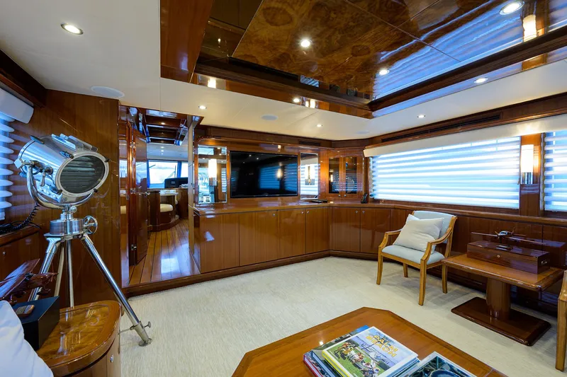 Barnstar Yacht Photos Pics Ocean Alexander 80 BARNSTAR - Salon Forward View