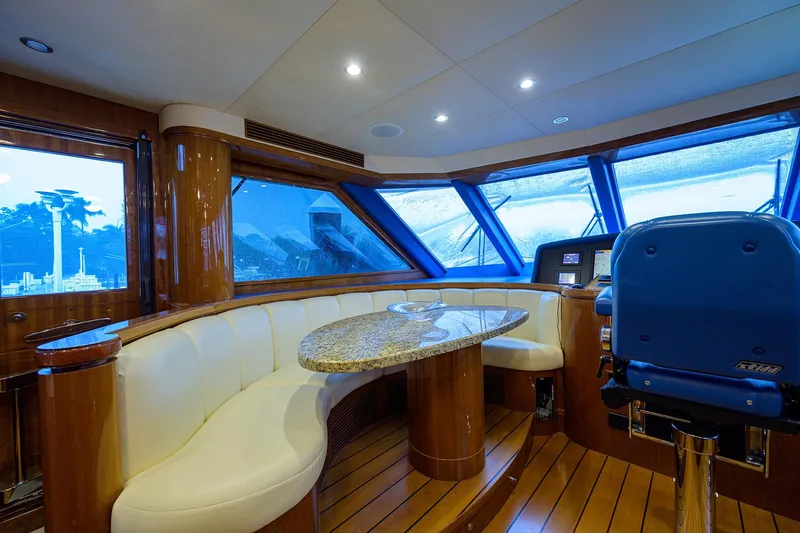 Barnstar Yacht Photos Pics Ocean Alexander 80 BARNSTAR - Dinette Table