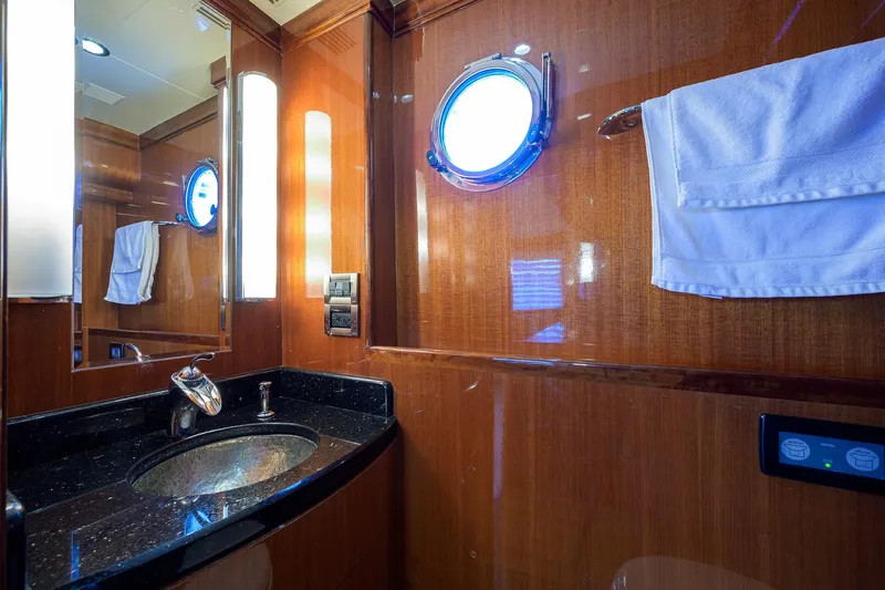 Barnstar Yacht Photos Pics Ocean Alexander 80 BARNSTAR - Day Head Sink