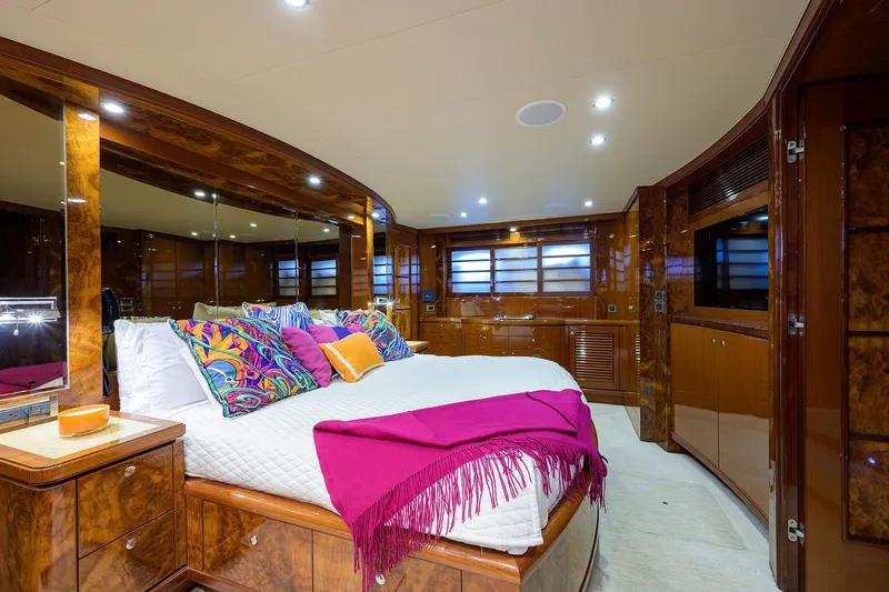 Barnstar Yacht Photos Pics Ocean Alexander 80 BARNSTAR - Master Stateroom Berth