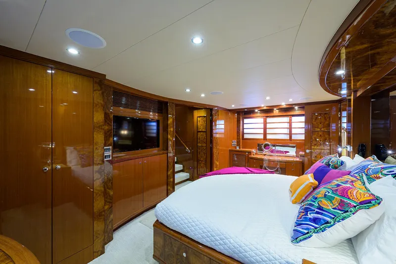 Barnstar Yacht Photos Pics Ocean Alexander 80 BARNSTAR - Master Stateroom Berth & TV